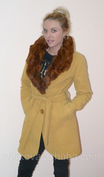 Кашемировое пальто воротник из норки горчичного цвета